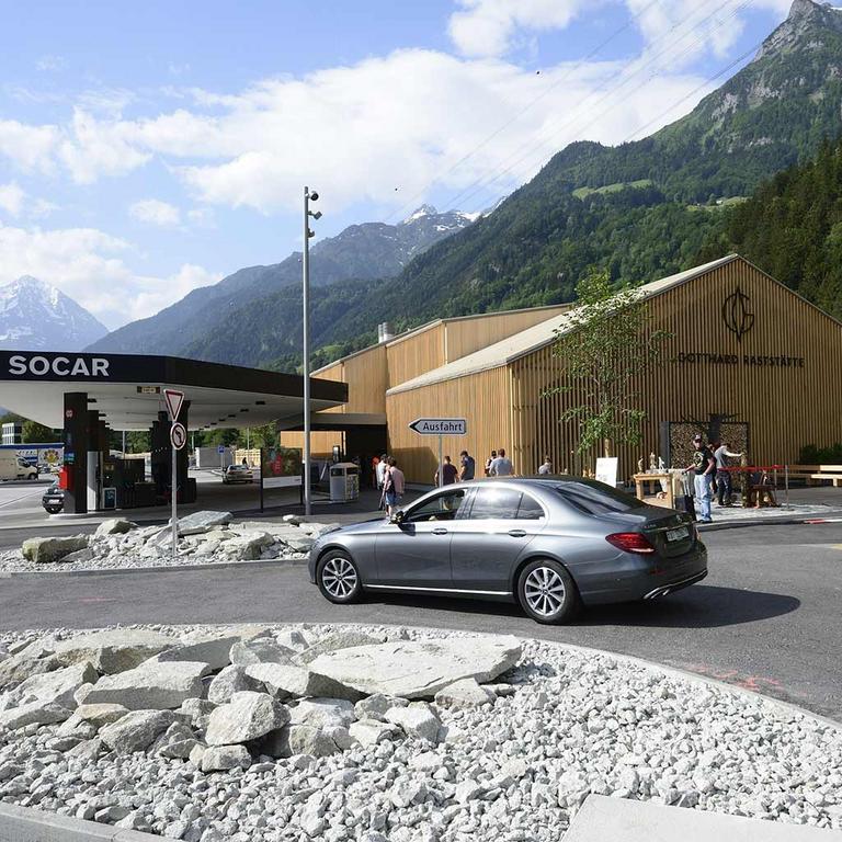 Zum Angebot in Fahrtrichtung Süd Blick vom Kreisel auf den modernen Holzbau der Raststätte Süd